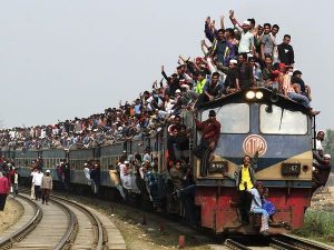 https://www.google.com/search?q=kereta+api&espv=2&es_sm=93&source=lnms&tbm=isch&sa=X&ei=UnVDU83oF4i3rAeVuoDoBQ&ved=0CAgQ_AUoAQ&biw=1366&bih=657#facrc=_&imgdii=_&imgrc=ePu4UUuCEgqYIM%253A%3BQeniTBJaGHiohM%3Bhttp%253A%252F%252F1.bp.blogspot.com%252F-YTOdTtalNv8%252FTvkdRTHAO4I%252FAAAAAAAAGVI%252FXdmMb8H40Co%252Fs1600%252FFotografi%252BLomba%252BFoto%252BKereta%252BApi%252BManusia%252BDhaka%252BBangladesh.jpg%3Bhttp%253A%252F%252Fiklansurya.net%252Ffotografi-lomba-foto-kereta-api-manusia-di-dhaka-bangladesh%3B600%3B450